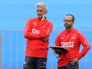 Markus Tschopp (rechts) hat auf seinem Laptop alle Daten zur Trainingsleistung der Spieler (Bild: KEYSTONE/LAURENT GILLIERON)