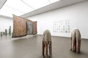 Arbeiten von Selina Baumann und Heidi Bucher in der aktuellen Ausstellung.