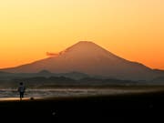 Die Zentralbank im Land der aufgehenden Sonne lässt das Zinsniveau unverändert und hält damit an der ultralockeren Geldpolitik in Japan fest. (Symbolbild Berg Fuji) (Bild: KEYSTONE/EPA/KIMIMASA MAYAMA)