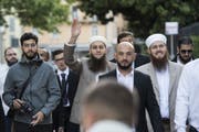 Vor Prozessbeginn: Nicolas Blancho, Präsident des Islamischen Zentralrats Schweiz (rechts), mit dem Medienverantwortlichen Qaasim Illi (Mitte) und Kulturproduzent Naim Cherni.