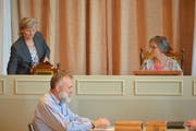 Die neue Vizepräsidentin Alexandra Beck nimmt nach ihrer Wahl neben der neuen Präsidentin Elsi Bärlocher Platz. (Bild: Mario Testa)