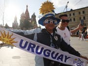 Die Fans aus Uruguay geben sich siegessicher (Bild: KEYSTONE/EPA/MAXIM SHIPENKOV)