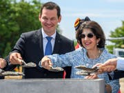 Cern-Direktorin Fabiola Gianotti (r.) und der Genfer Regierungspräsident Pierre Maudet (l.) legen den Grundstein für den Ausbau des weltgrössten Teilchenbeschleunigers. (Bild: Keystone/MARTIAL TREZZINI)