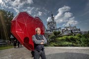 Der russische Oligarch Alexander Lebedev vor dem Werk «Heart» des russischen Künstlers Vasily Klyukin im neu eröffneten Kunstpark beim Hotel Château Gütsch. Bild: Pius Amrein (Luzern, 15. Juni 2018)