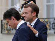Der französische Präsident Emmanuel Macron hat am Freitag Italiens Premier Giuseppe Conte zu dessen Antrittsbesuch in Paris empfangen. (AP Photo/Michel Euler) (Bild: KEYSTONE/AP/MICHEL EULER)