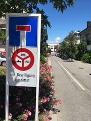 Die Fahrverbotstafel an der Kreuzung Kronenstrasse/Kirchstrasse. (Bild: Martin Rechsteiner)