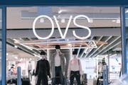 Das Kleidergeschäft OVS schliesst 20 Filialen. (Bild: Christian Beutler/Keystone)