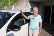 Verena Stoop aus Rorschacherberg findet die Blaue Zone in der Rorschacher Kronenstrasse irreführend. (Bild: Martin Rechsteiner)