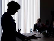 Die zurückgetretene Post-Chefin Susanne Ruoff muss auf ihre Boni warten. (Bild: KEYSTONE/PETER SCHNEIDER)