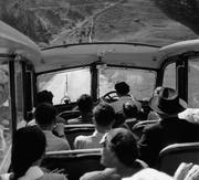 Fahrt im offenen Postauto über den Grossen St. Bernhard, September 1945. (Bild: Walter Scheiwiller/KEY)