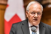 Wirtschaftsminister Johann Schneider-Ammann harmoniert bei der Frage der Waffenexporte besser mit Ignazio Cassis als mit dessen Vorgänger Didier Burkhalter. (Bild: Alessandro della Valle, Keystone (Bern, 4. Juni 2018))