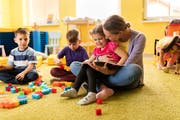 Wer ein Praktikum in einer Kindertagesstätte absolviert, hat längst nicht immer eine Lehrstelle auf sicher. (Bild: Getty)