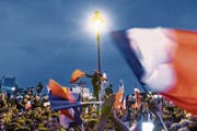 Da war die Euphorie noch gross: Feiernde Macron-Anhänger vergangenes Jahr in Paris. (Bild: Christophe Petit-Tesson/EPA; 7. Mai 2017)