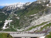 Der Tour-de-Suisse-Tross 2018 beim Aufstieg zum Furkapass (Bild: KEYSTONE/GIAN EHRENZELLER)