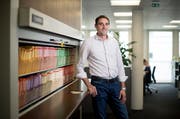 Samuel Brunner (39) vor dem Aktenschrank, in dem die rund 6000 Dossiers der Landwirtschaftlichen Kreditkasse aufbewahrt werden. Bild: Corinne Glanzmann (Sursee, 17. Mai 2018)