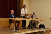 Gemeindepräsident Karl Brändle (links) und Primarschulratspräsidentin Le Bich Näf-Ha führten durch die Versammlung. Gemeinderatsschreiber Peter Minikus (rechts) verfasste das Protokoll. (Bild: Anina Rütsche)