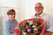 Als Dank für den guten Rechnungsabschluss: Blumen für Schulpflegerin Jeannette Künzle von Schulpräsident Pius Hollenstein. (Bild: Werner Lenzin)