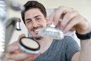 Der Egnacher Michael Loepfe mit seinem neu entwickelten Filter für den Heimgebrauch. (Bild: Donato Caspari)