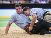 So legte Samuel Giger (rechts) seinen Rivalen Armon Orlik im Schlussgang des letztjährigen Nordostschweizer Fests in Davos auf den Rücken (Bild: KEYSTONE/EDDY RISCH)