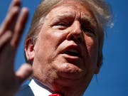 Der Handelsstreit zwischen den USA und China geht in eine neue Runde. US-Präsident Donald Trump hat am Freitag neue Strafzölle auf über 1100 chinesischen Produkten verkündet. (Bild: KEYSTONE/AP/EVAN VUCCI)