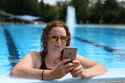 Seit diesem Sommer kann im St.Galler Freibad Lerchenfeld kostenlos gesurft werden. (Bild: Raphael Rohner)