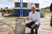 Hansjörg Grob misst die Temperatur des Tiefenwassers, das aktuell 55 Grad warm ist. (Bild: Samuel Koch)