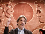 Kein Rahmenabkommen, wenn die flankierenden Massnahmen angetastet werden: SGB-Präsident Paul Rechsteiner vor den Medien in Bern. (Bild: KEYSTONE/PETER KLAUNZER)