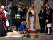 Lucy Hawking legt Blumen auf die Asche ihres verstorbenen Vaters Stephen Hawking. Der Wissenschaftler wurde am Freitag in der Westminster Abbey in London beigesetzt. (Bild: Ben Stansall/Keystone)