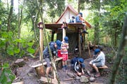 Kinder der Jungwacht Buttisholz haben im Giswiler Wald eine Zeltstadt errichtet. (Bild: Roger Grütter, 9. August 2017)