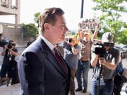 Der frühere Wahlkampfhelfer von US-Präsident Donald Trump, Paul Manafort, muss bis zu seinem Prozess ins Gefängnis (Bild: KEYSTONE/EPA/MICHAEL REYNOLDS)