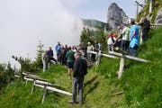 Projektverantwortlicher Hans Tinner (links) informierte über das Verbauungsprojekt. (Bild: Corinne Hanselmann)