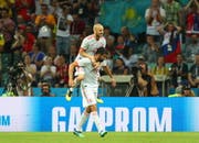 Spanischer Torjubel: Torschütze Diego Costa (unten) mit David Silva. (Bild: Keystone)