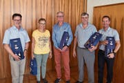 Die Neu-Pensionierten Emil Walker, Daniela Rothenfluh, Jürg Mathys, Walter Baumann und der Jubilar Erich Arnold (von links nach rechts wurden an der Versammlung geehrt. (Bild: PD)