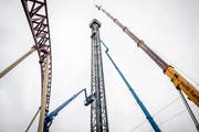 Die Kräne setzen gerade das letzte Stück auf den Turm. (Bild: Reto Martin)
