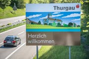Herderns Wahrzeichen, das Schloss, auf der Autobahn bei Kreuzlingen. (Bild: Reto Martin)