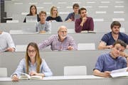 An der Uni Luzern zahlen Gasthörer höhere Studiengebühren als an anderen Schweizer Universitäten. (Symbolbild: Christof Schürpf/Keystone)