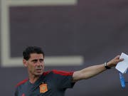 Der kurzfristig eingesetzte Fernando Hierro gibt im Training der Spanier die letzten Anweisungen (Bild: KEYSTONE/AP/MANU FERNANDEZ)