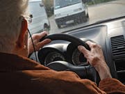 Ab dem 1. Januar 2019 müssen sich Autofahrerinnen und Autofahrer erst ab dem Alter von 75 Jahren alle zwei Jahre einer medizinischen Untersuchung unterziehen. Der Bundesrat hat die Erhöhung der Alterslimite von 70 auf 75 Jahre am Freitag auf diesen Zeitpunkt in Kraft gesetzt. (Bild: Keystone/DPA dpa/FELIX KÄSTLE)