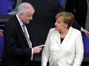 Die deutsche Kanzlerin Angela Merkel lässt sich im Asylstreit den Weg nicht von Innenminister Horst Seehofer aufzwingen. (Bild: KEYSTONE/AP/MARKUS SCHREIBER)
