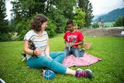 Remzi Hamid spielt im Garten von Rahel Bieri (links) mit sieben Wochen alten Kätzchen. (Bild: Roger Grütter, Littau, 6. Juni 2018)