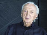 Der Maler und Gravierer Pierre Soulages (98) ist einer der bedeutendsten lebenden Künstler Frankreichs. Bis November zeigt die Fondation Gianadda in Martigny 30 Werke von ihm aus 70 Jahren. (Bild: Keystone/LAURENT DARBELLAY)