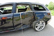 Das Unfall-Auto zeigt deutliche Spuren des Aufpralls. (Bild: Luzerner Polizei (Römerswil, 14. Juni 2018))