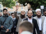 Die Angeklagten Naim Cherni (v.l.), Qaasim Illi und Nicolas Blancho erschienen zum Prozessauftakt Mitte Mai gemeinsam. (Bild: KEYSTONE/TI-PRESS/ALESSANDRO CRINARI)