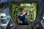 Ruedi Wiedler bei seiner Arbeit bei den Pilatus-Werken im Rumpf eines PC-24. (Bild: Corinne Glanzmann (Stans, 12. Juni 2018))