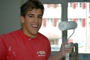 Joel Gisler betätigt sich als gelernter Maler im Sommer in seinem angestammten Beruf. (Bild: Urs Huwyler)
