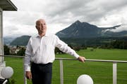 Gemeindepräsident Heinz Krummenacher überraschte mit einer Ankündigung zu den Gemeindeversammlungen. (Bild: Corinne Glanzmann (Alpnach, 27. August 2014))