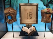 Frida Kahlos Korsetts in der Ausstellung «Frida Kahlo: Making Her Self Up» im Victoria and Albert Museum in London. Das Loch im Exponat links könnte ihre Trauer über den fehlenden Fötus meinen: Kahlo hatte - vermutlich als Folge ihrer körperlichen Versehrtheit - mehrere Fehlgeburten. (Bild: Keystone/EPA/NEIL HALL)