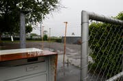 Centro Espanol in der Chollermühle Zug: Nach dem Brand sollen Container aufgestellt werden. (Bild: Stefan Kaiser, 16. Mai 2018)