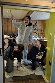 Die Pfadileiter Roman Vonwiller, Camilo Scherrer und Corinne Bischof beim Neustreichen des Aufenthaltsraums der Pfadihütte Yberg. (Bild: Hansruedi Kugler)