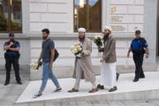 Naim Cherni, Kulturproduzent IZRS, Nicolas Blancho, Praesident Islamischer Zentralrat Schweiz IZRS, und Qaasim Illi, Medienverantwortlicher IZRS, von links, vor dem Bundesstrafgericht in Bellinzona. (KEYSTONE/Ti-Press/Davide Agosta)